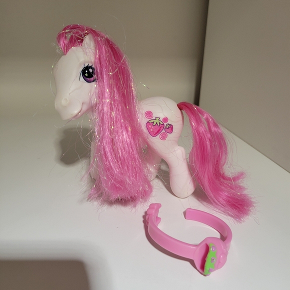 My Little Pony Strawberry Swirl Glitter Celebration Figure Pink White - Picture 1 of 4